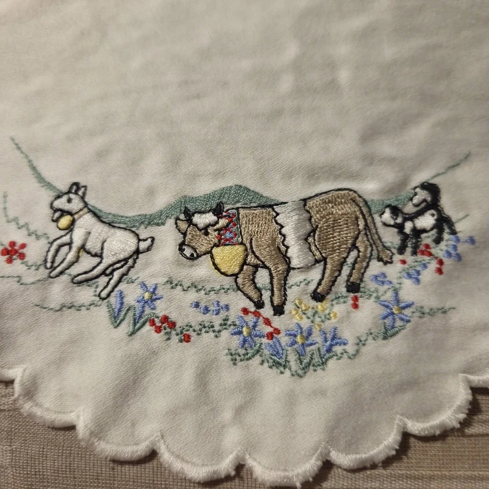 Vintage Embroidered Doily Scalloped Edges Farm Theme 7.5